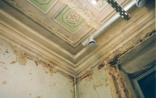 A picture of the corner of a ceiling with mold infestation.